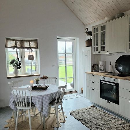 Mysigt Hus I Liten By Naera Havet Ystad Bagian luar foto