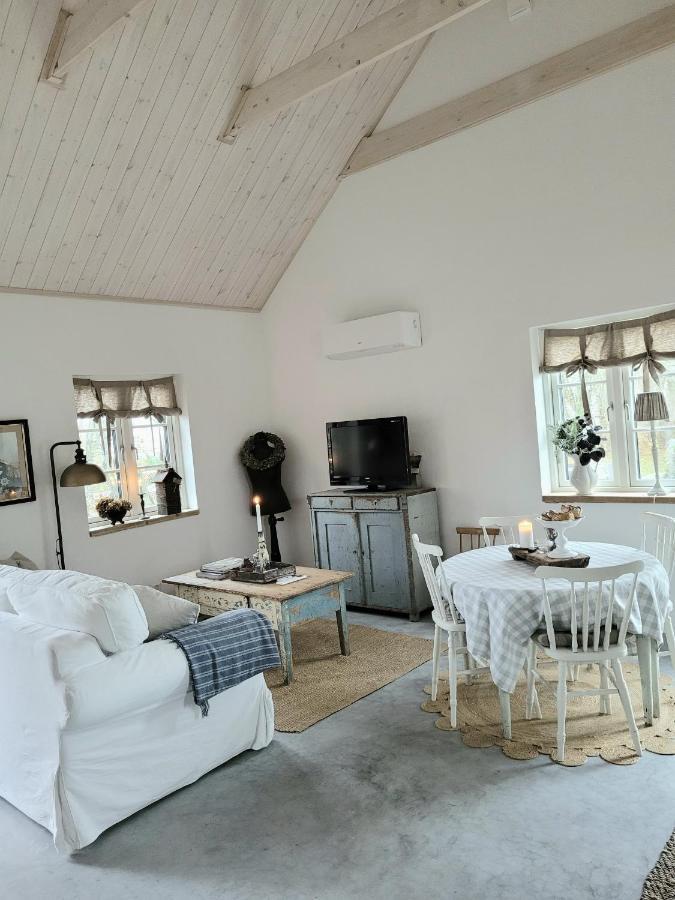 Mysigt Hus I Liten By Naera Havet Ystad Bagian luar foto