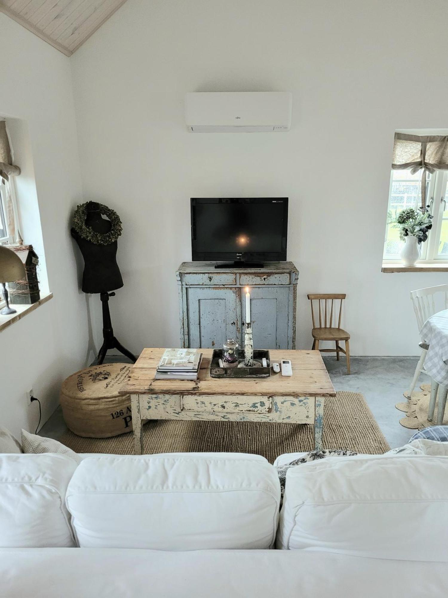 Mysigt Hus I Liten By Naera Havet Ystad Bagian luar foto
